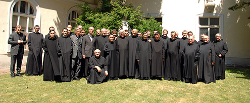Nach dem Festgottesdienst zur Feierlichen Profess von Frater Michael und Frater Johannes am Pfingstsonntag 2012 versammelten sich die Brüder mit den Zelebranten im Wiener Konventgarten zum Gruppenbild., C: Zalubil
