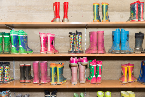 Kindergarten / Harry Schiffer Photodesign, Harry Schiffer Das Bild zeigt drei Reihen Kinder-Gummistiefel.